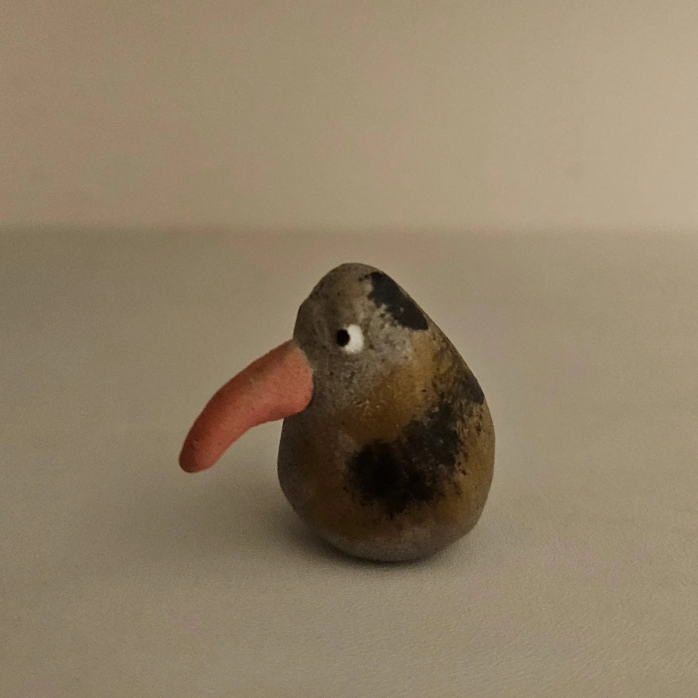 　バード　little kiwi Little Kiwi - Small Handmade Ceramic Cute Kiwi Bird Pocket Charm