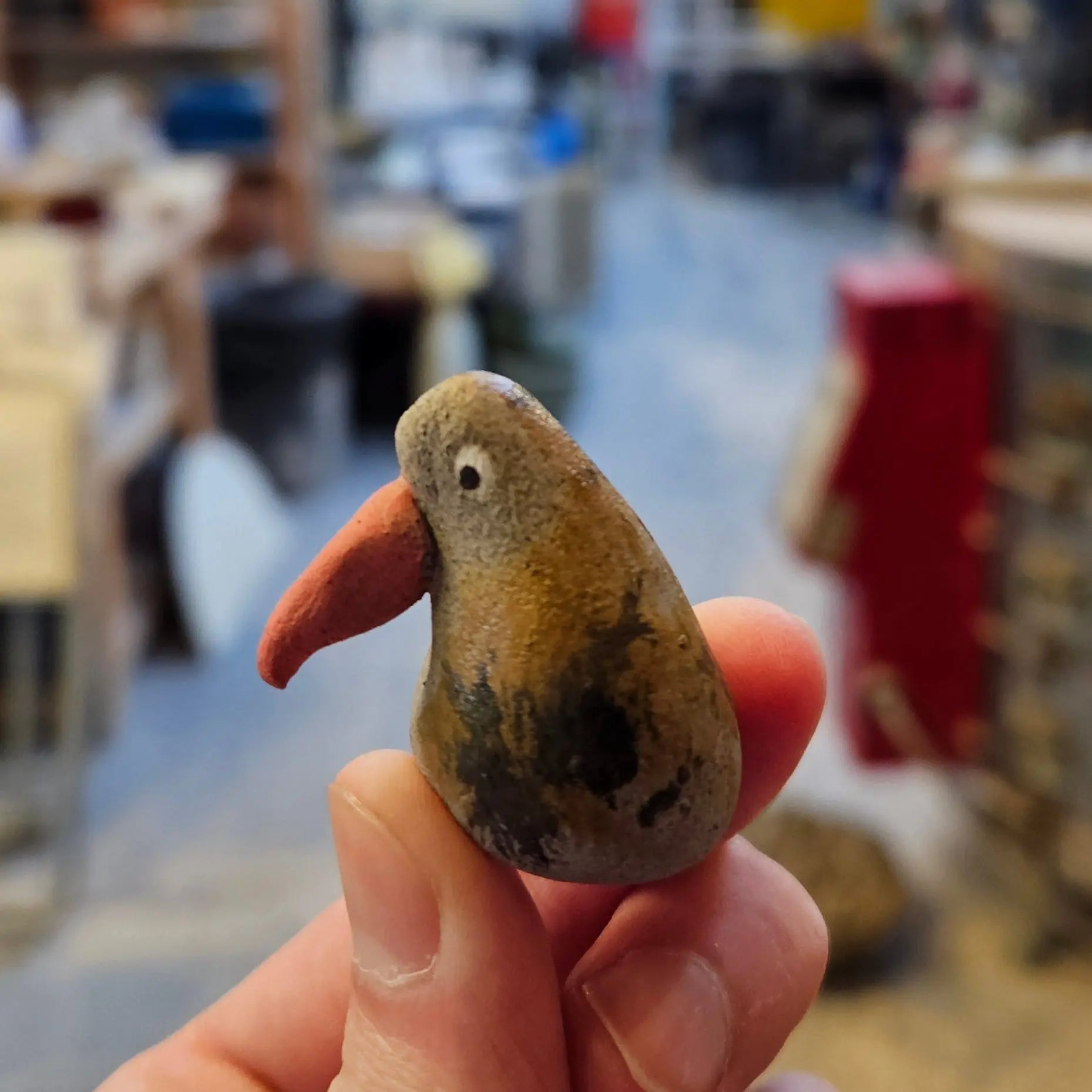 　バード　little kiwi Little Kiwi - Small Handmade Ceramic Cute Kiwi Bird Pocket Charm